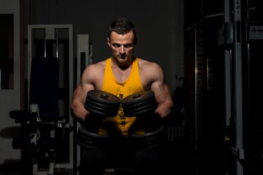 dambıl ile poz fitness eğitmeni