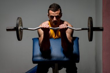 pazı için ağır egzersiz fitness eğitmeni