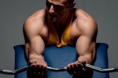 pazı için ağır egzersiz fitness eğitmeni