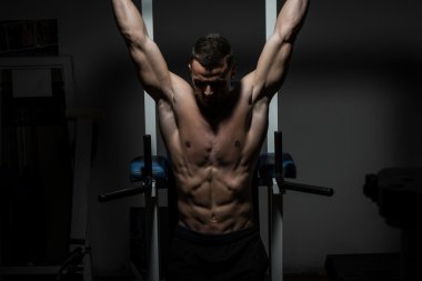 yakışıklı bir adam onun abs spor salonunda egzersiz