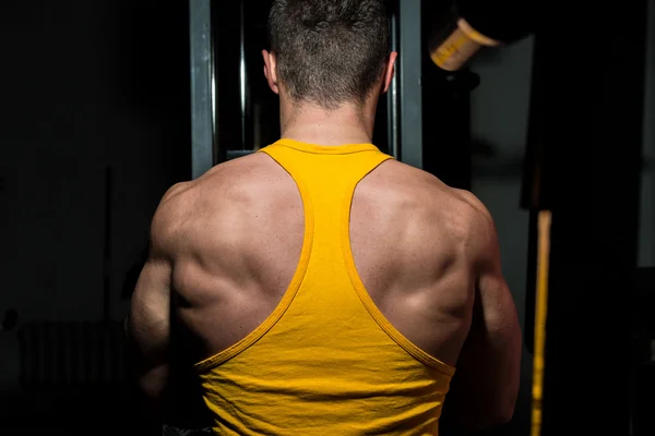 Culturista masculino flexionando su espalda — Foto de Stock