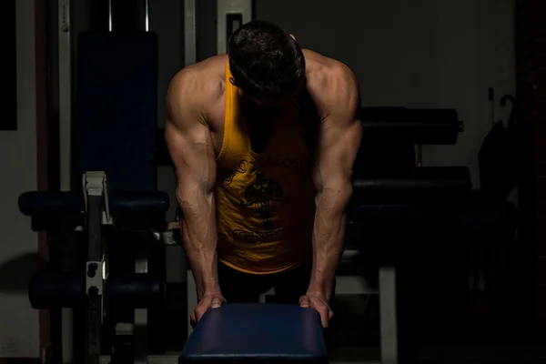 Jeune homme faisant des pompes dans la salle de gym — Photo