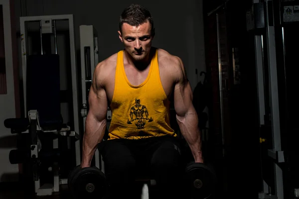 Entrenador de fitness posando con pesas — Foto de Stock