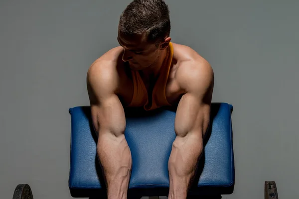 Treinador de fitness fazendo exercício de peso pesado para bíceps — Fotografia de Stock