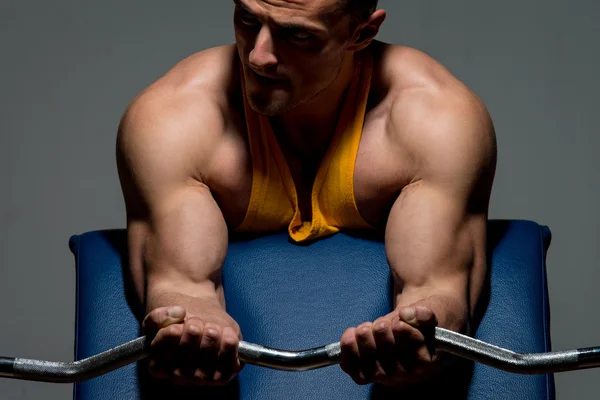 Entraîneur de remise en forme faisant un exercice de poids lourd pour biceps — Photo