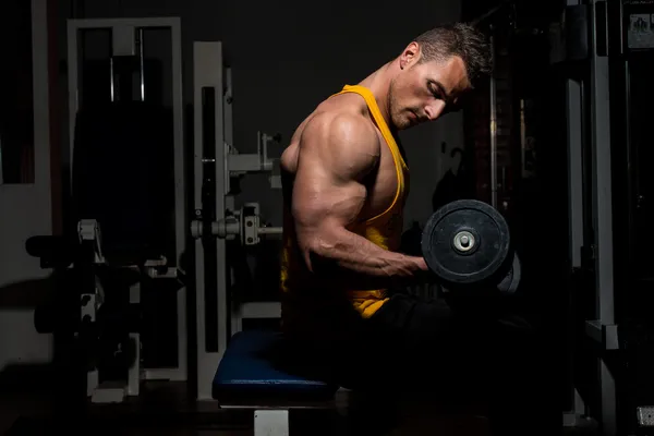 Jeune homme faisant un exercice de poids lourd pour biceps — Photo
