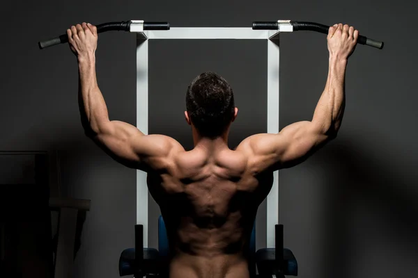 Joven culturista masculino haciendo ejercicio de peso pesado — Foto de Stock