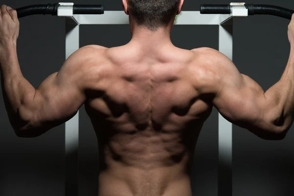 Joven culturista masculino haciendo ejercicio de peso pesado — Foto de Stock