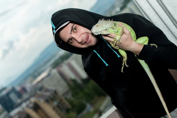 Retrato do jovem com a iguana — Fotografia de Stock