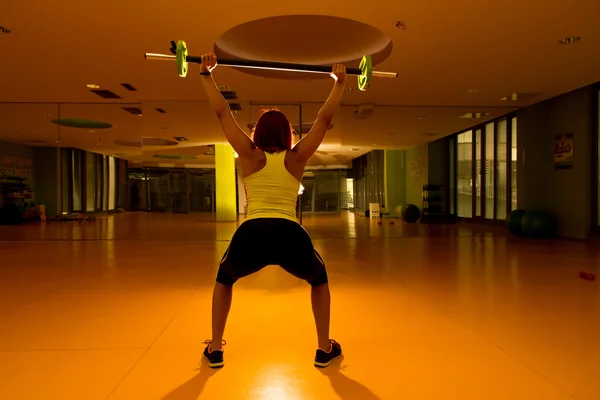 Genç kadının yapması barbell ile ağız kavgası. — Stok fotoğraf