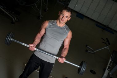 Adam ağırlık kaldırıyor.