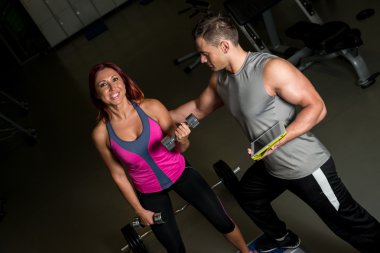 kadın egzersiz fitness adam Koç dijital tablet kullanma