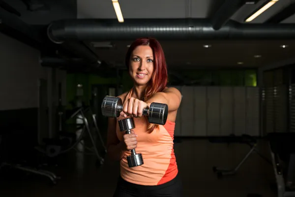 Woman Lifting Weights — Stock Photo, Image