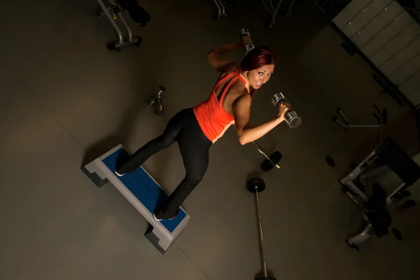 Kadın ağırlık kaldırma egzersizleri — Stok fotoğraf