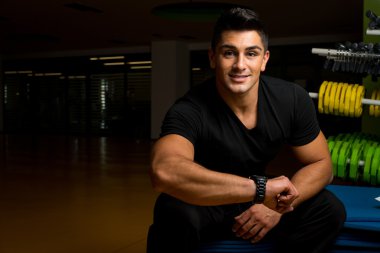 genç adam tren vakti saati gösteren