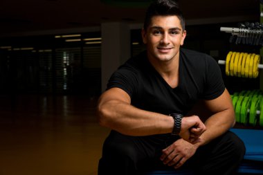 genç adam saatini gösteren