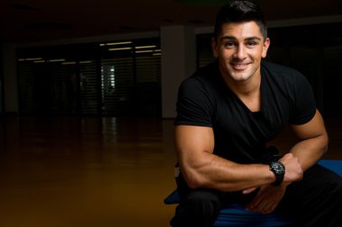 genç adam saatini gösteren