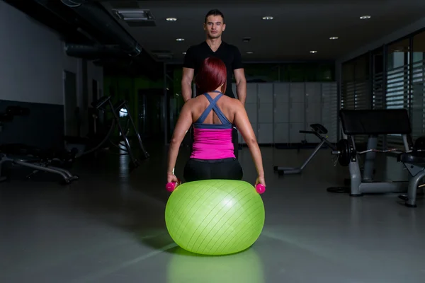 Jong koppel uit te oefenen op de sportschool fitness — Stockfoto