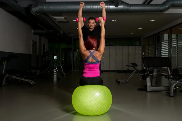 Personal Trainer in gym — Stock Photo, Image