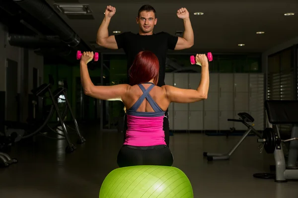 Fitness Pareja Ejercicio en el gimnasio —  Fotos de Stock