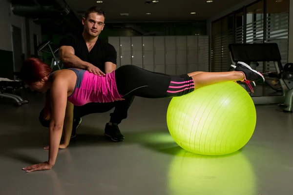 Fitness Couple Exercice dans la salle de gym — Photo