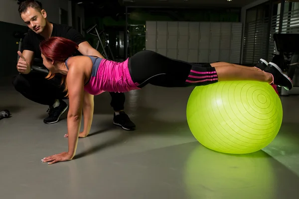 Personal trainer segurar polegar para cima — Fotografia de Stock