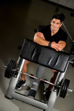 mutlu bir adam fitness kulübünde dinlenme