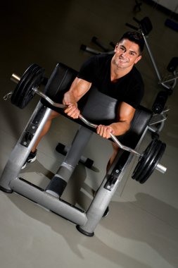 spor salonunda egzersiz yakışıklı kaslı adam