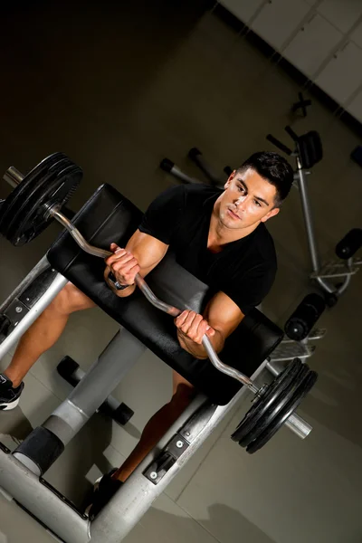 Entraîneur de remise en forme faisant l'exercice lourd d'haltère — Photo