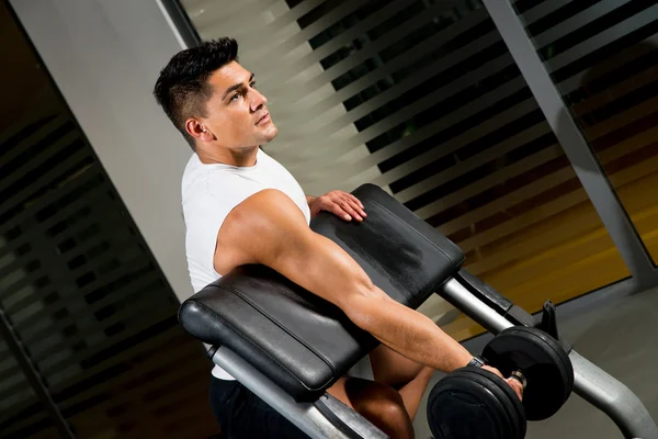 Homme levant haltère dans la salle de gym — Photo