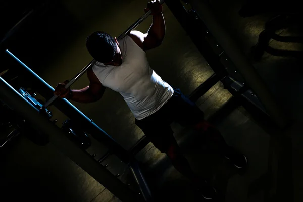 Hombre haciendo ejercicio en un gimnasio — Foto de Stock