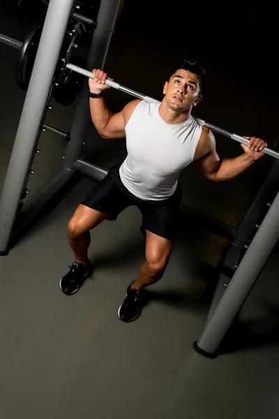 Jeune homme faisant de l'exercice avec haltère Squats — Photo