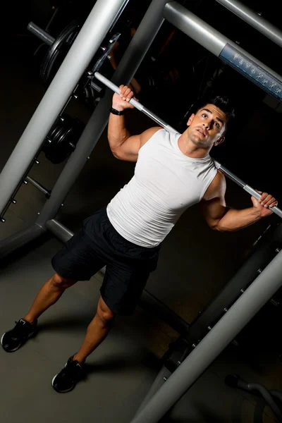 Zdrowia klub treningu squat rack — Zdjęcie stockowe