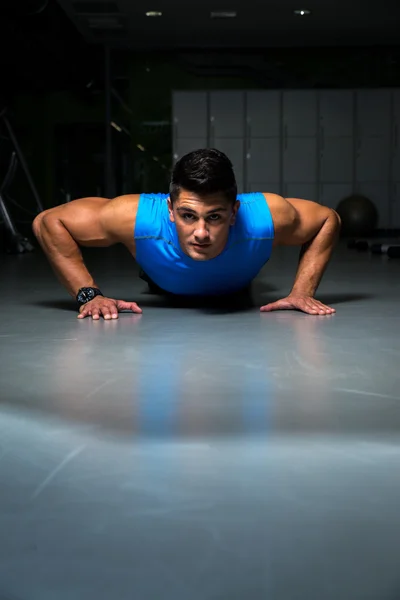 Uomo che esercita in palestra push-up — Foto Stock