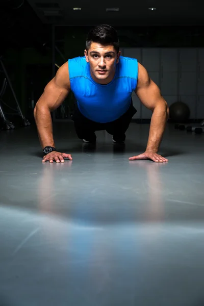 Hombre haciendo prensa sube en el gimnasio — Foto de Stock