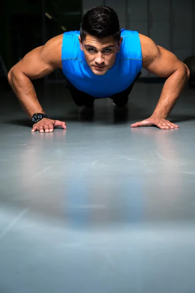 Healthy young guy doing push up exercise — Stock Photo, Image