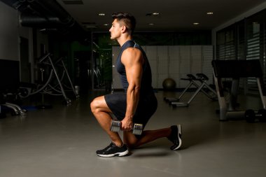 spor salonunda egzersiz halter hamle ile