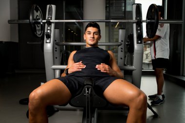 Bench Pres üzerinden istirahat adam