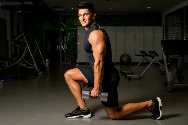 Ejercicios de levantamiento de pesas de la postura del entrenamiento del hombre — Foto de Stock