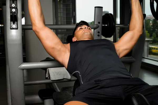 Prensa de banco en el gimnasio — Foto de Stock