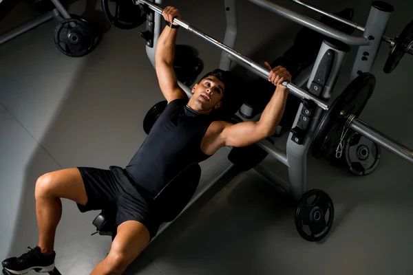 Vzpěrač na bench pressu — Stock fotografie