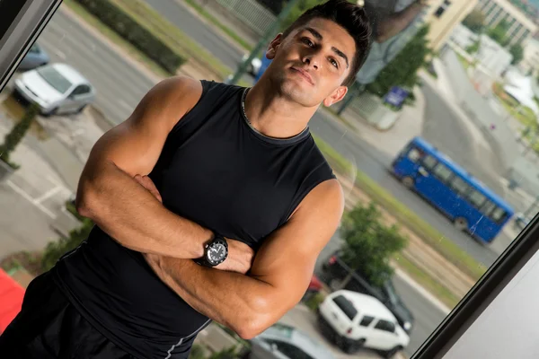 Hombre Descansando después de los ejercicios en el gimnasio —  Fotos de Stock