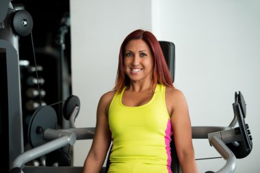 triceps için egzersiz yapıyor kadın