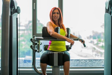 genç ve güzel kadınlar karın egzersizleri yapıyor