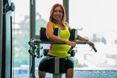 genç ve güzel kadınlar karın egzersizleri yapıyor