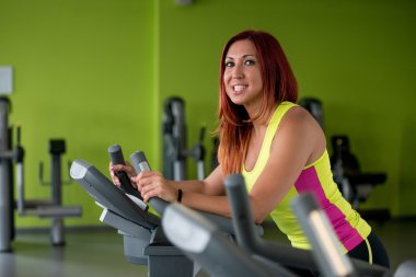 bir spor döngüsü çalışma dışarı mutlu bir kadın