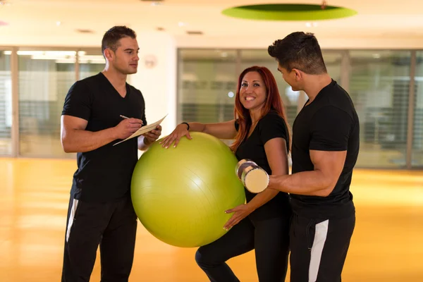 Entraîneur personnel au gymnase — Photo