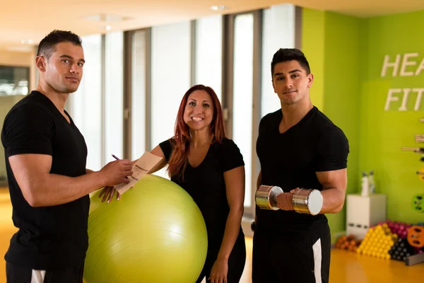 Entraîneur personnel au gymnase — Photo