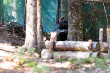 ağacın arkasında Paintball oyuncu gizle