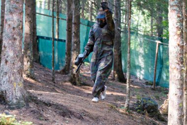 paintball oyuncu walking away